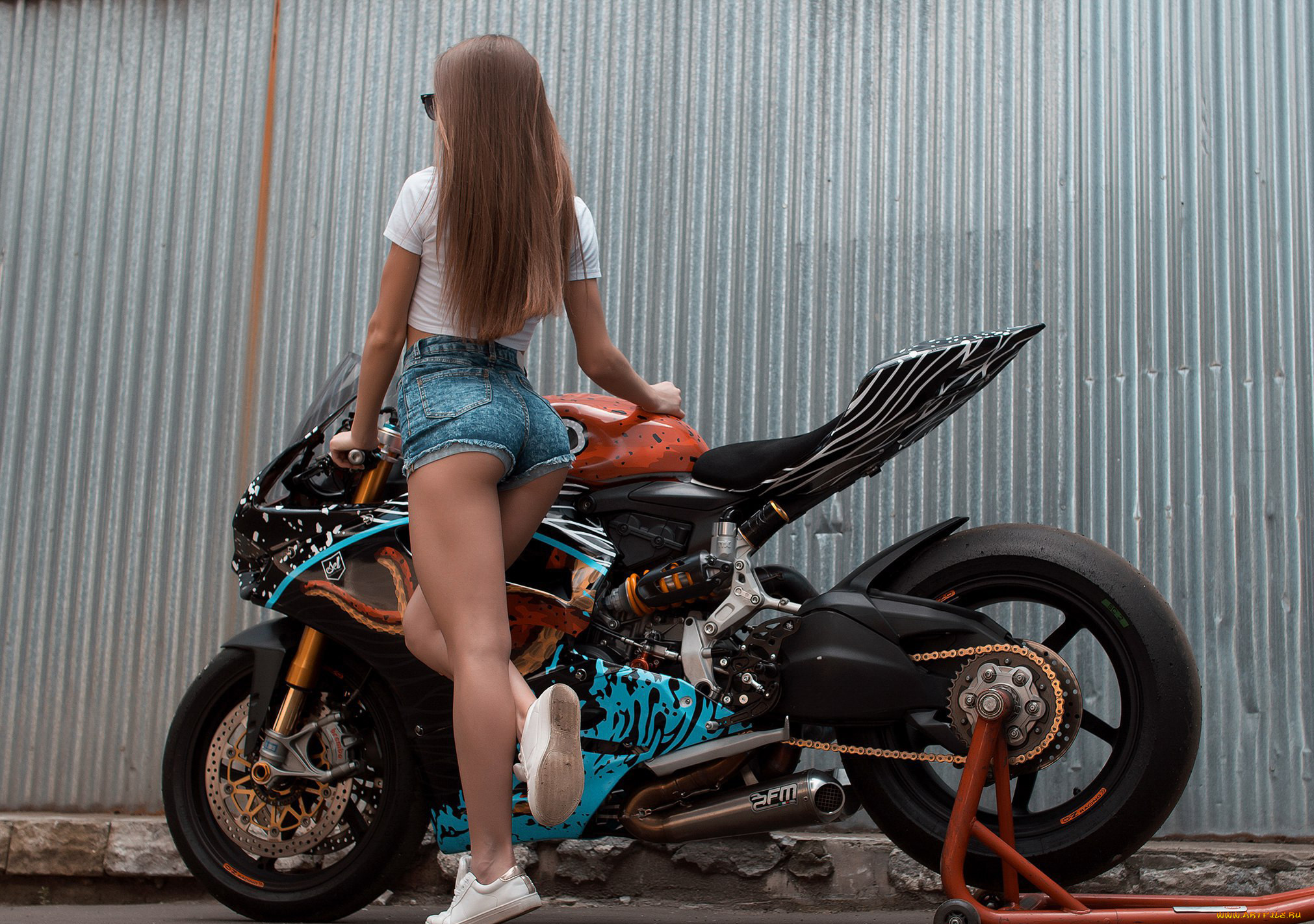 Девушка в шортах на мотоцикле
